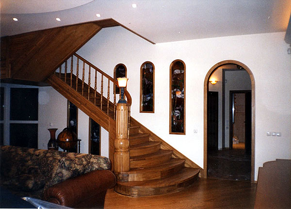 деревянная лестница в коттедж